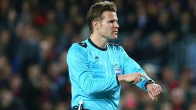 تعرف على حكم برشلونة ونابولي في دوري أبطال أوروبا