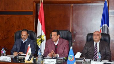 محافظ البحيرة يبحث موقف إزالة التعديات على أملاك الدولة