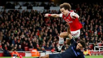 أرسنال ينتزع فوزا من إيفرتون 2/3 في الدوري الإنجليزي