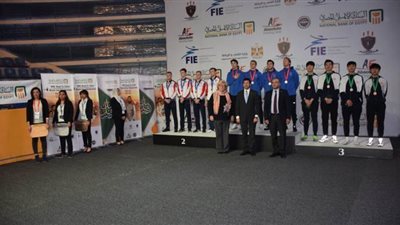 وزير الرياضة يمنح الفائزين بكأس العالم لسلاح الشيش الميداليات