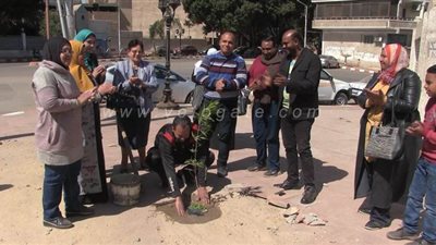 نساء ورجال الحميدات بقنا يرفعون شعار 