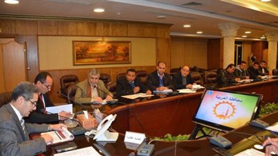 محافظ الغربية يستعرض الموقف التنفيذي لمشروع تطوير المزلقانات