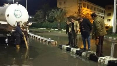 كسح مياه الأمطار من شوارع ميت غمر وجمصة في الدقهلية ليلًا | صور