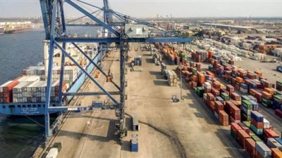 تداول 611 شاحنة و40 سيارة بموانئ البحر الأحمر