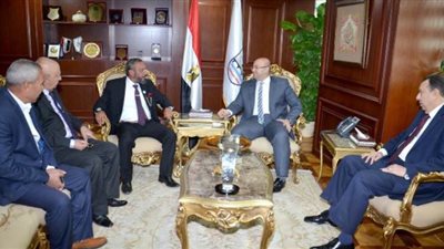 محافظ بني سويف لـ«طبيب الغلابة»: «تكريمك تكريم لمصر كلها» | صور