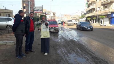 رئيس مدينة السنطة يتابع عملية شفط مياه الأمطار | صور