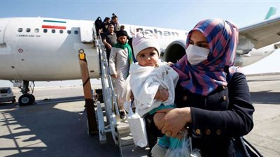 كويتيون قادمون من إيران يرفضون عزلهم بسبب كورونا | فيديو