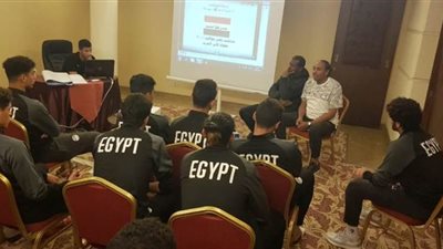 جمال محمد علي يحفز لاعبي منتخب الشباب قبل مواجهة فلسطين | صور