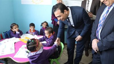 نائب محافظ قنا يتفقد نماذج المشروعات الصغيرة الناجحة بالمحافظة | صور