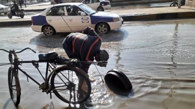 محافظ بورسعيد يوجه رؤساء الأحياء بسرعة رفع تراكمات مياه الامطار | صور