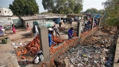 الهند تبني جدارا لإخفاء الفقراء عن أعين ترامب|فيديو