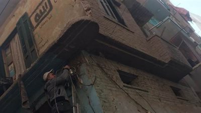 انهيار بلكونة منزل بسوق السمك في زفتي | صور