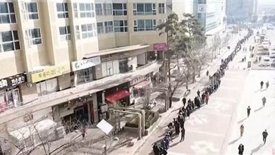 طوابير طويلة لشراء الكمامات في كوريا الجنوبية | فيديو
