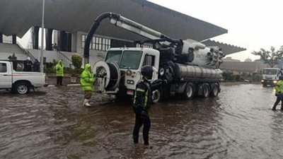 رجال المهام الصعبة فى الأمطار.. مصدر أمني: الطرق بدون حوادث | صور