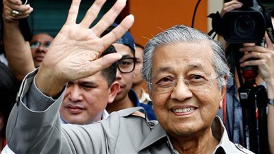 ملك ماليزيا يقبل استقالة مهاتير محمد ويطلب منه تسيير الأعمال