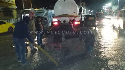 سيارات الكسح تواصل شفط مياه الأمطار من شوارع وميادين بني سويف | صور
