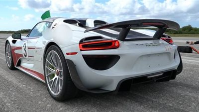 سيارة بورش 918 سبايدر تثبت قوتها | فيديو