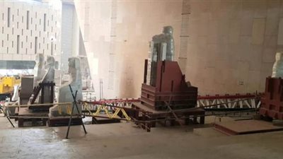 تثبيت بعض القطع الأثرية بالدرج العظيم في المتحف المصري الكبير| فيديو وصور