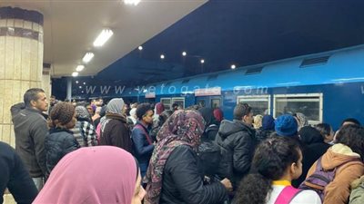 تكدس المواطنين على محطات المترو بسبب الأمطار| فيديو وصور