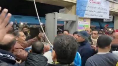 مشادات كلامية بين المواطنين بسبب توقف المترو باتجاه المرج|فيديو