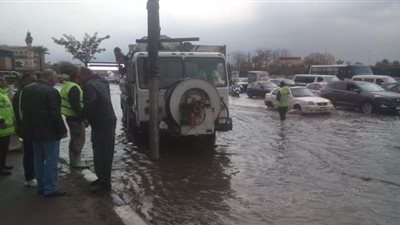 طوارئ لمواجهة الأمطار.. غرق شوارع ١٣ محافظة.. ١٢٠٠ عامل و200 معدة للكسح بالقاهرة الكبرى.. والتنمية المحلية تأمر بانتشار فرق التدخل السريع