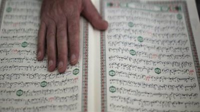 حكم قراءة القرآن على غير طهارة؟.. الأزهر يجيب