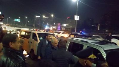 سيرًا على الأقدام.. محافظ الجيزة يتابع في جولة ليلية أعمال شفط مياه الأمطار | صور