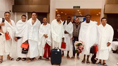 جهاز منتخب الشباب يؤدي العمرة عقب الفوز على فلسطين برباعية | صور