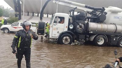 أمن القاهرة يدفع بسيارات لشفط مياه الأمطار | صور 