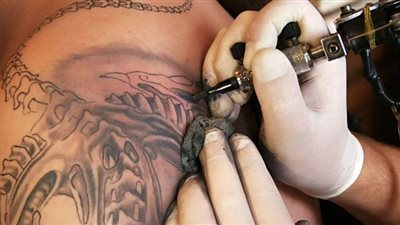 طبيب يدعو إلى منع الوشم ويكشف مخاطره