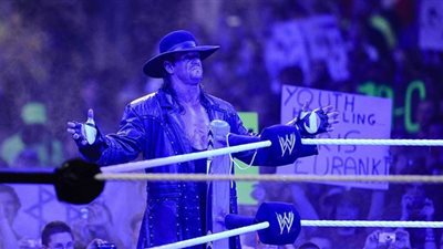 مشهد نادر يكشف الوجه الآخر للمصارع الأسطوري المخيف أندرتيكر | فيديو