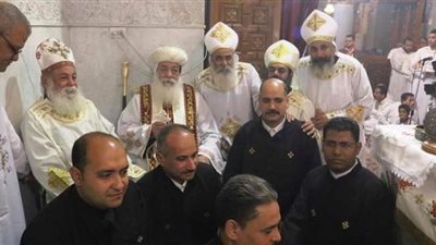 مطران أسوان يرسم 5 كهنة لكنائس إدفو