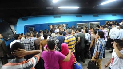 تكدس وزحام بمحطات المترو.. وفرق الصيانة تبدأ إصلاح العطل