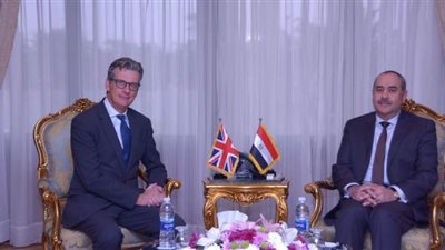 وزير الطيران يبحث زيادة الرحلات مع سفير بريطانيا بالقاهرة
