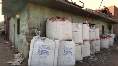 اللقطات الأولى لمداهمة 7 مصانع إعادة تدوير مخلفات المستشفيات