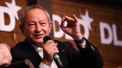 ساويرس يشيد بدور وزير الكهرباء في استخدام الطاقة الشمسية