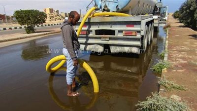 مياه البحر الأحمر تسحب مياه الأمطار المتراكمة برأس غارب | صور