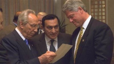 مركز بيريز : مبارك واصل طريق السادات في تحقيق السلام | صور