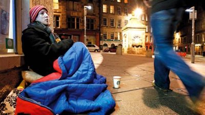 مراهقون يعتدون على سيدة مشردة واعتقال أحدهم في بريطانيا