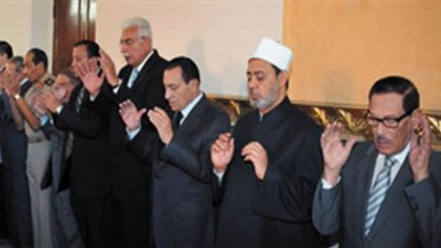 مبارك والأزهر.. 