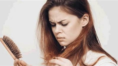 7 حلول ووصفات طبيعية لتساقط الشعر