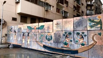 طلاب فنون جميلة بجامعة حلوان يزينون مسار موكب نقل المومياوات الملكية | صور