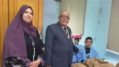 مدير غرب المنصورة التعليمية يزور الطالب المصاب بنزيف في العين