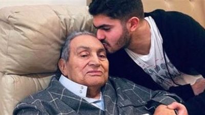 فريد الديب وحفيد مبارك يصلان مجمع الجلاء الطبي استعدادا لخروج جثمان الرئيس الراحل