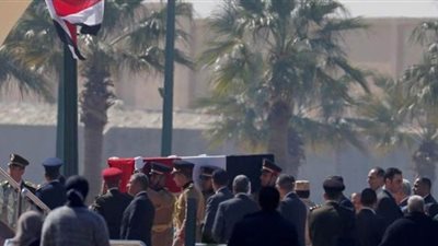 لقطات من محيط مسجد المشير استعدادا لتشييع جثمان مبارك | فيديو