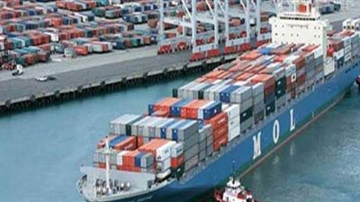 تداول 484 شاحنة و60 سيارة بموانئ البحر الأحمر