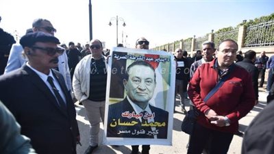 مواطنون في وداع مبارك أمام مسجد المشير طنطاوي: 