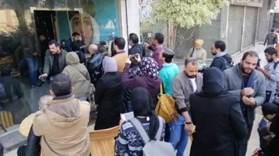 عشرات المواطنين يتابعون الجنازة العسكرية لمبارك من مقاهي مصر الجديدة | فيديو وصور