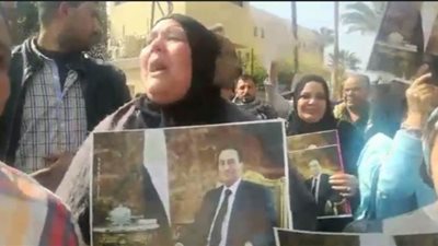 سيدة تنهار خلال جنازة مبارك: 