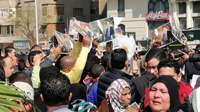 مواطنون ينتظرون جثمان مبارك بمحيط مقبرته بمصر الجديدة | فيديو وصور